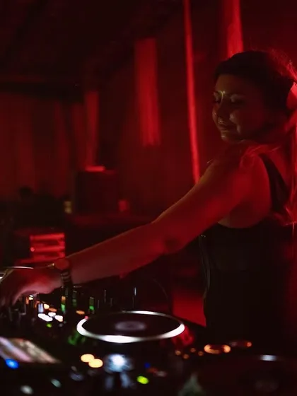 A smiling shot from the same set at Aura. The atmosphere was perfect that night.