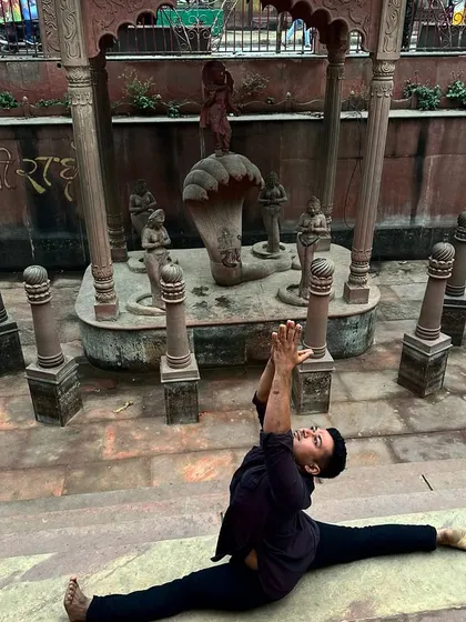 The more thankful I am, the more blessings come my way. Finding a moment for Hanumanasana (the splits) at a temple in Vrindavan.