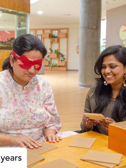 An educator from Kai Early Years, blindfolded, works with the thermic tablets. This sensorial exercise is designed to refine the sense of temperature, and experiencing it firsthand gives teachers valuable insight.