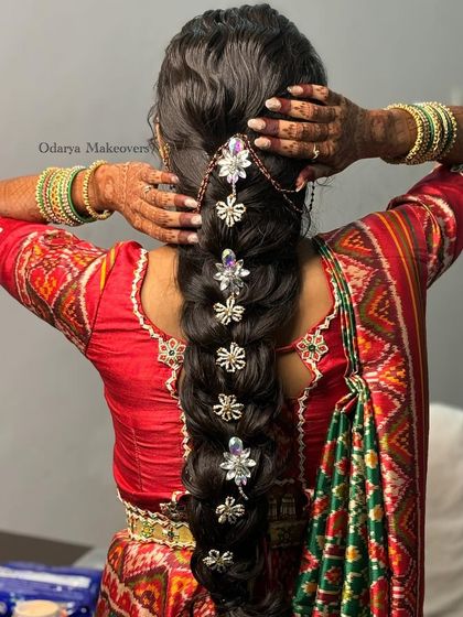 Expert Hairstyling: Braids, Buns & Waves photo 12