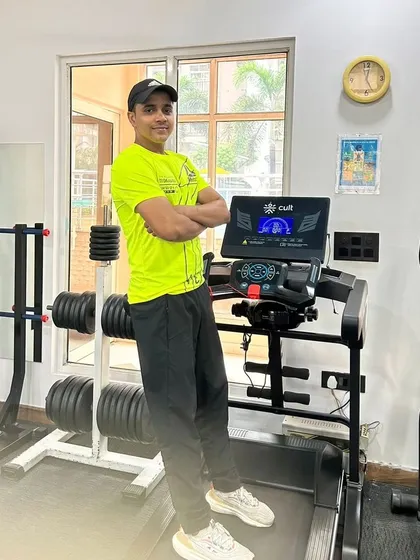 Arms crossed on the treadmill.