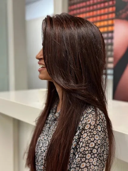The shine and health of this cherry brown hair is undeniable. Using quality products ensures that even after coloring, the hair remains smooth and glossy.
