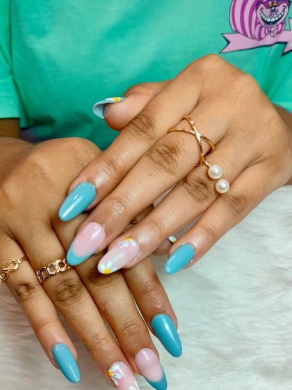 Sizzling summer vibes at my fingertips. This set combines solid turquoise nails with French tips and cute daisy accent nails for a fresh and fun look.
