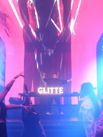 The full stage view at Glitte, with dancers adding to the high-energy performance. I can coordinate a complete show experience.