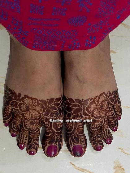 A simple yet elegant floral band design for the feet, perfect for a party or smaller occasion.