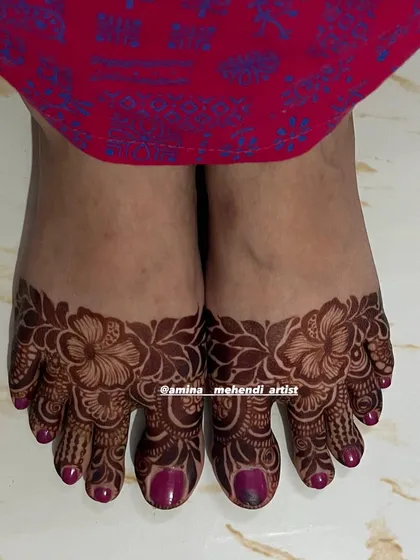 A simple yet elegant floral band design for the feet, perfect for a party or smaller occasion.