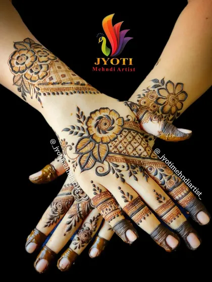 A beautiful example of a floral Indo-Arabic design for the back of the hands. The combination of bold, flowing vines and delicate, shaded flowers creates a look that is both modern and timeless, perfect for any celebration.