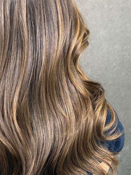 A detailed look at the texture of these soft highlights. You can see the individual strands and the seamless color melt.