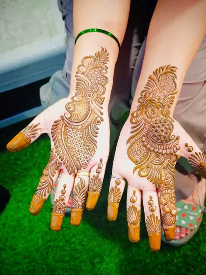 Another shot of the same Arabic design, showing the beautiful flow of the pattern from the wrist to the fingertip.
