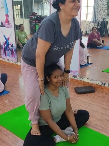Another happy moment of partner assistance. This kind of gentle, supportive touch not only helps with the physical posture but also creates a positive and encouraging environment for everyone.