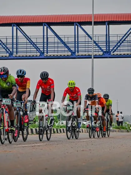 The peloton, a tight and fast-moving group.