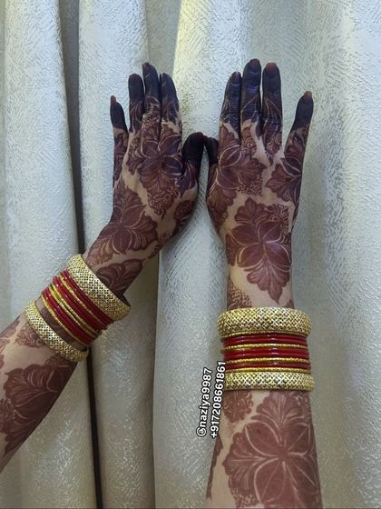The stain on this floral design is so deep and rich. This is what you get with high-quality, natural henna.