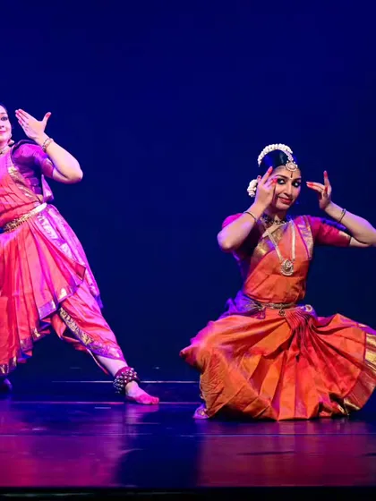 A pose showing the contrast and balance between two dancers. One is grounded and stable, while the other is dynamic, creating a complete and harmonious picture.