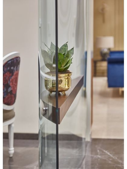 One of my favorite design elements. This striking glass partition with a floating ledge at the entrance grabs attention and adds a touch of privacy, subtly screening the indoors while maintaining an open, airy feel.