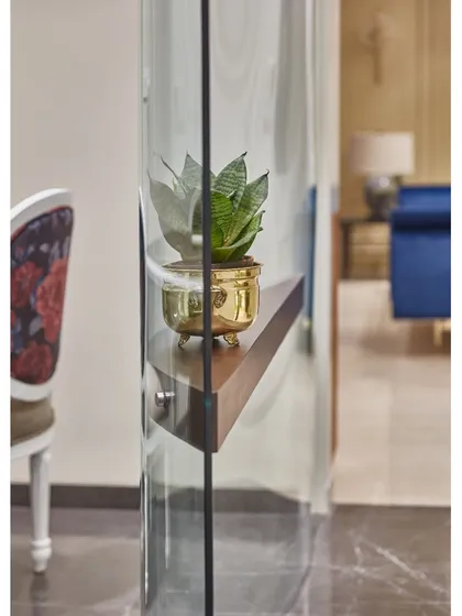 One of my favorite design elements. This striking glass partition with a floating ledge at the entrance grabs attention and adds a touch of privacy, subtly screening the indoors while maintaining an open, airy feel.