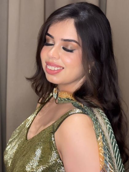 Subtle yet glam. This close-up shows a beautiful soft-cut crease with gold glitter and a sharp wing, paired with glowing skin for a party-ready look.