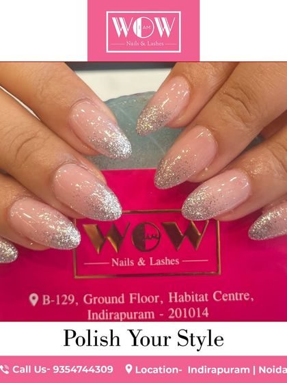 A beautiful silver glitter ombré on elegant, almond-shaped extensions. The fade from a natural base to sparkling tips is a timeless choice for a touch of glamour.