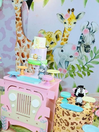 This image highlights the custom backdrop with beautifully illustrated safari animals, perfect for a gentle and sweet party theme.