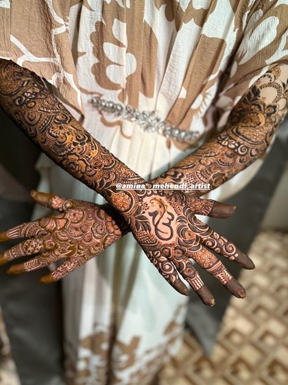 This design features the Om symbol, a sacred and spiritual request from the bride, beautifully placed on the palm.