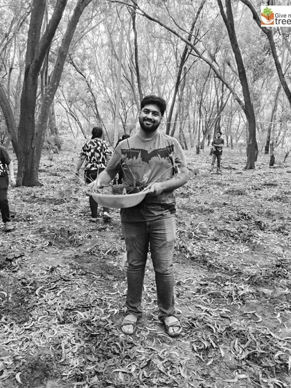 These black and white images are from our #greyweekwithpeepalbaba campaign, designed to draw sharp focus on the serious issues of environmental degradation and the people working to combat it. They highlight our plantation drives with partners like Northern Trust and EXL.