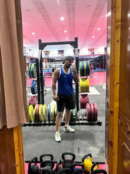 A mirror selfie from the gym. This is the environment where we put in the work, equipped with everything needed for boxing, strength, and conditioning.