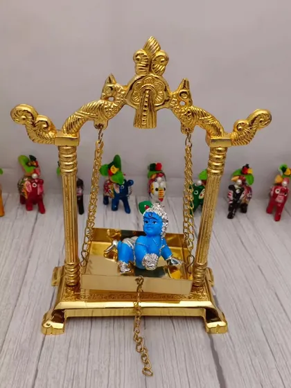 Yeh baby blue Krishna ki murti ek sunhare jhoole (swing) mein aati hai. Yeh Janmashtami ke liye ek perfect gift hai.