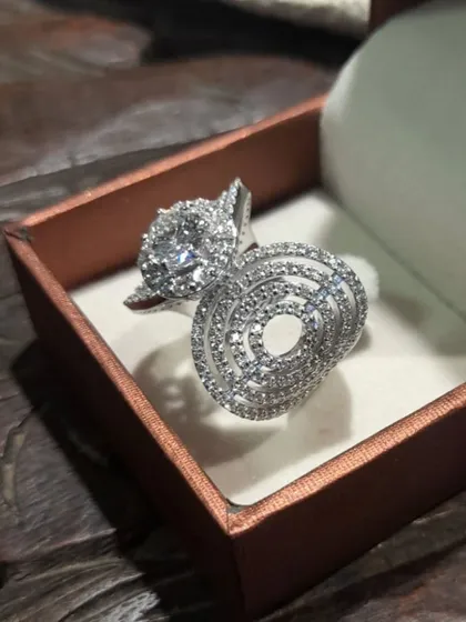 A perfect ring for a special celebration. This GIA-certified real diamond ring, made in 18kt gold, features a unique design with a 1-carat solitaire, symbolizing joy and timeless sophistication.
