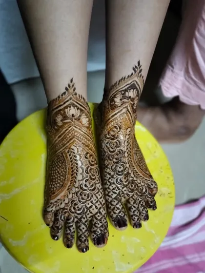 A simple but elegant bridal leg design. Sometimes, a less dense pattern can be just as impactful, focusing on clean lines and beautiful motifs like the lotus flower.