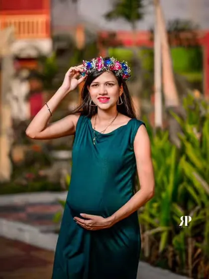Here is another look at the elegant dark green maternity gown, paired with a beautiful floral crown. It's a versatile dress that works for many different styles of photoshoots, giving you a timeless and graceful look.