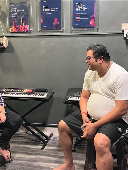 An adult student in a one-on-one consultation with our vocal coach. We provide tailored guidance for learners of all ages and backgrounds.