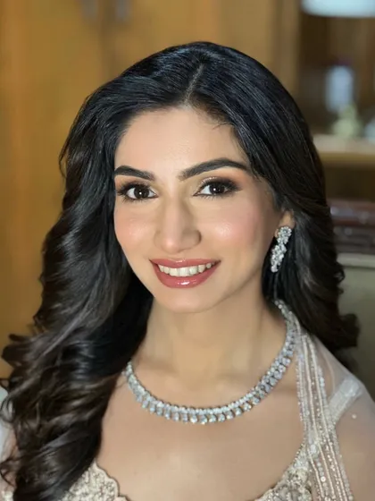 A perfect example of a soft and radiant Roka look. For this beautiful bride, I created a fresh, dewy base that lets her natural skin shine through, complemented by subtle eye makeup and a rosy lip. It’s elegant, timeless, and photographs beautifully.