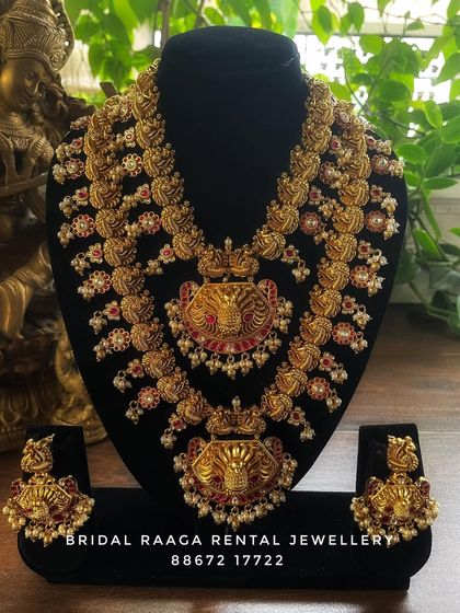 This peacock-themed bridal set is a true work of art. The layered design and intricate Kemp stone work make it a standout piece in our collection.