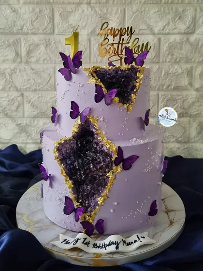 I am obsessed with how this two-tiered geode cake turned out. The rich purple, the sparkling crystal details, and the delicate butterflies make this a true showstopper for a first birthday, proving that even kids' cakes can be incredibly artistic.