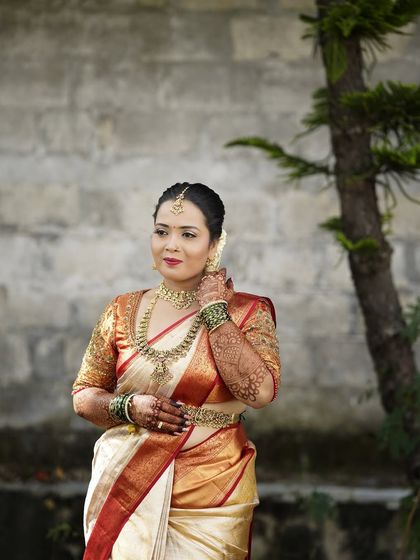 A candid moment with bride Samyak. Her traditional attire is complemented by a makeup look that is both elegant and long-lasting for the entire ceremony.