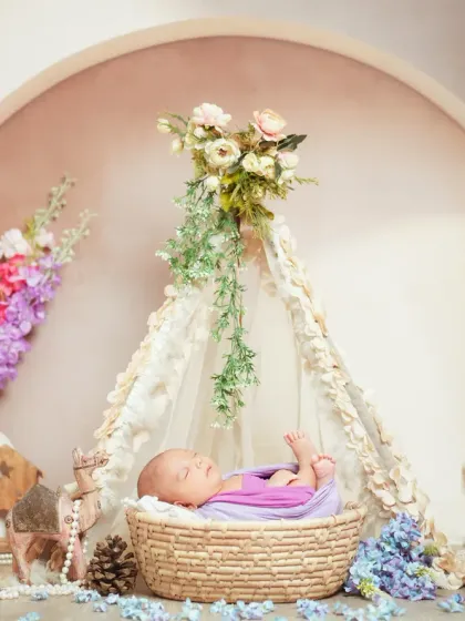 This teepee setup, adorned with delicate flowers, creates a beautiful bohemian vibe for a newborn session. It’s all about creating a peaceful and artistic portrait of your sleeping baby.
