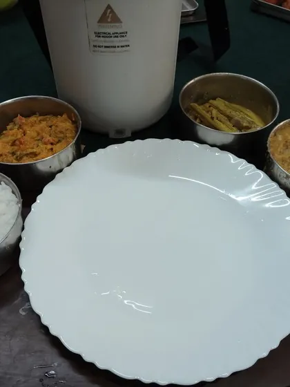 Experience 'Maa ka Magic' with our homestyle lunch parcels. We pack fresh, comforting meals with less oil and the perfect blend of spices, delivered right to your doorstep.