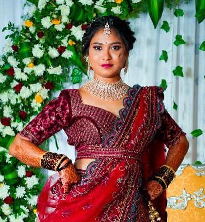Our beautiful bride Nisha on her wedding reception. She chose a modern and elegant diamond-look choker that perfectly complements her embroidered lehenga.
