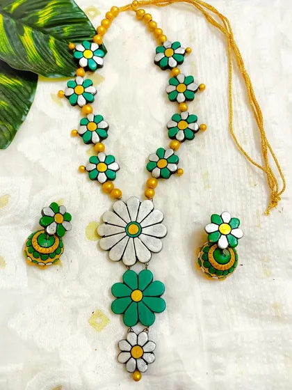 This floral necklace is in a refreshing green and white combination. The silver-white flowers stand out beautifully against the green, giving it a cool and elegant look.