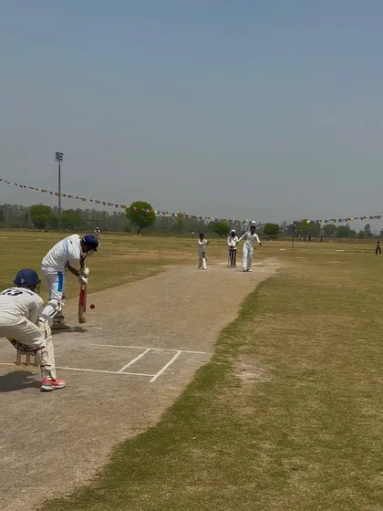 A view from behind the wicket-keeper during the partnership.
