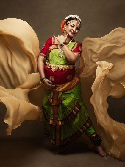 For the mothers who are artists themselves, I love to incorporate their passions. Here, a classical dancer celebrates her pregnancy through her art form.