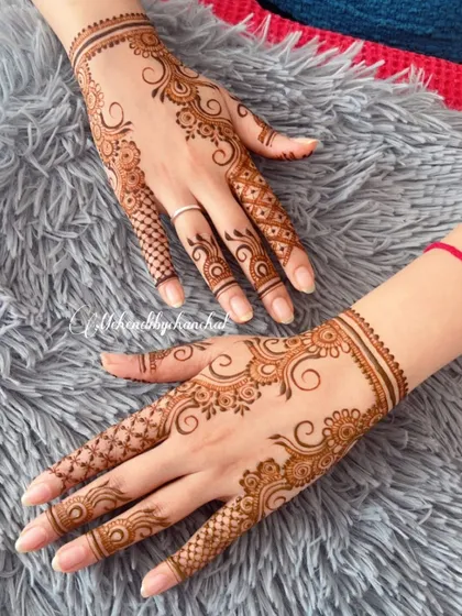 A side view of the elegant Indo-Arabic design, showing the beautiful swirls and patterns.