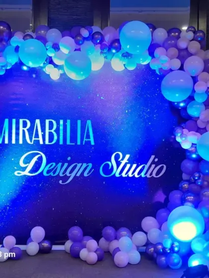 For a modern and dynamic look, I use LED screen backdrops like this one for Mirabilia Design Studio. The moving starry sky graphic, framed by a custom balloon arch, makes your brand launch or event truly unforgettable.
