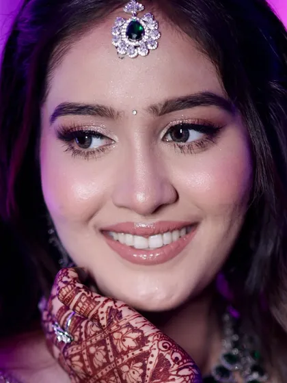 Her intricate henna and the soft reception makeup create a beautiful contrast. The look is all about understated elegance, proving that real beauty doesn't need filters.