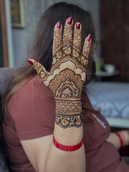 The full view of this beautiful Karwachauth mehendi, with a lotus motif at the center.