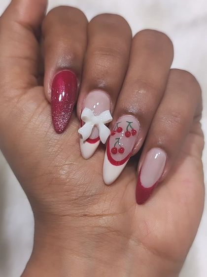 Sweet and charming, this set is all about the details. It features hand-painted cherries, a 3D white bow, and glittery red accent nails for a look that's super cute and trendy.
