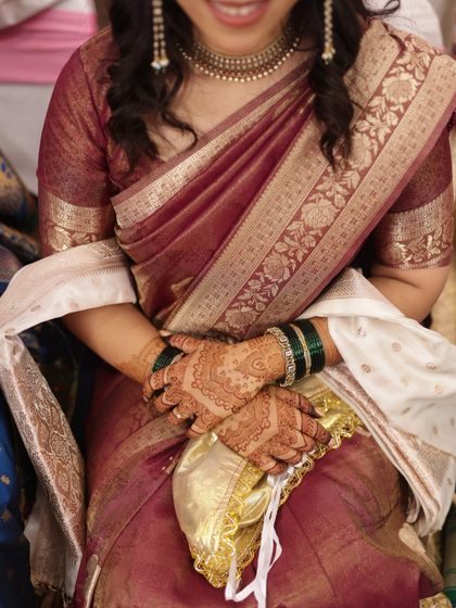 A beautiful shot of a bride with minimal mehendi, proving that simplicity can be incredibly elegant.