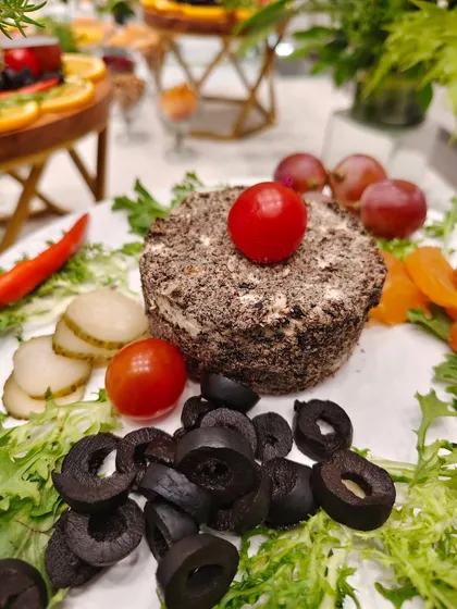 A rustic yet refined creation. This cheese, balanced with the sweetness of fruits and the crunch of greens, is a table highlight made for lingering conversations.