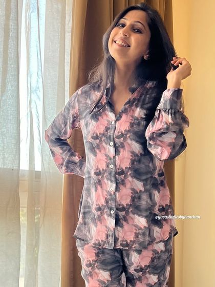 A full view of our stylish crepe co-ords. This abstract print set is perfect for any occasion, offering a blend of comfort and fashion.