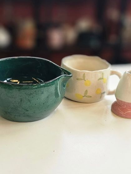 A different combination for a matcha set, featuring a deep green bowl and a lemon-patterned mug. The possibilities are endless.