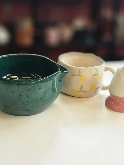 A different combination for a matcha set, featuring a deep green bowl and a lemon-patterned mug. The possibilities are endless.
